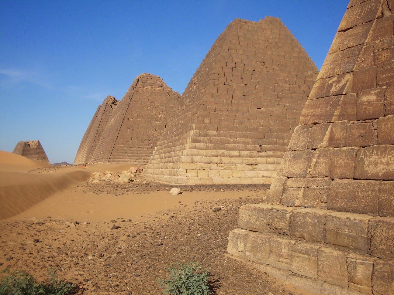 Характер взаимоотношений с природой цивилизации мероэ. Пирамиды Нубии в Египте. Пирамиды Мероэ Судан. Нубийские пирамиды Мероэ. Нубийские пирамиды в Судане.